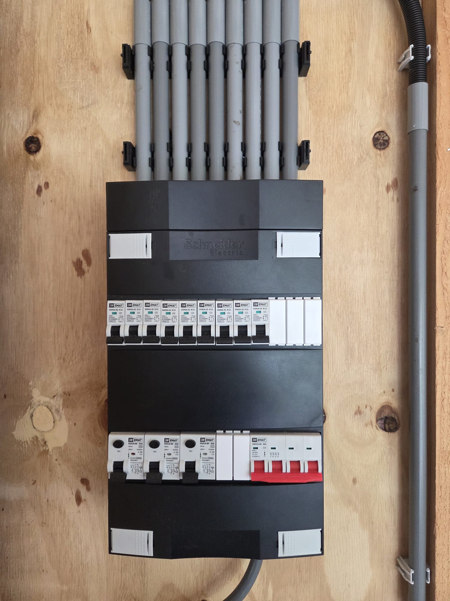 Groepenkast geplaatst bij een woning door Grotenhuis Installatietechniek