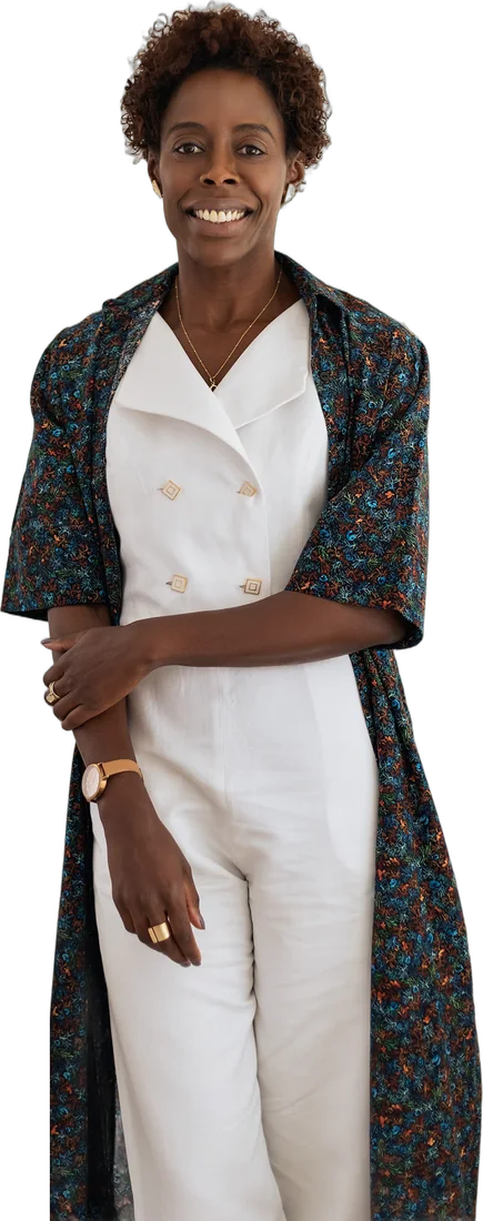 Rosane Santos, de macacão branco e kimono estampado, sorrindo