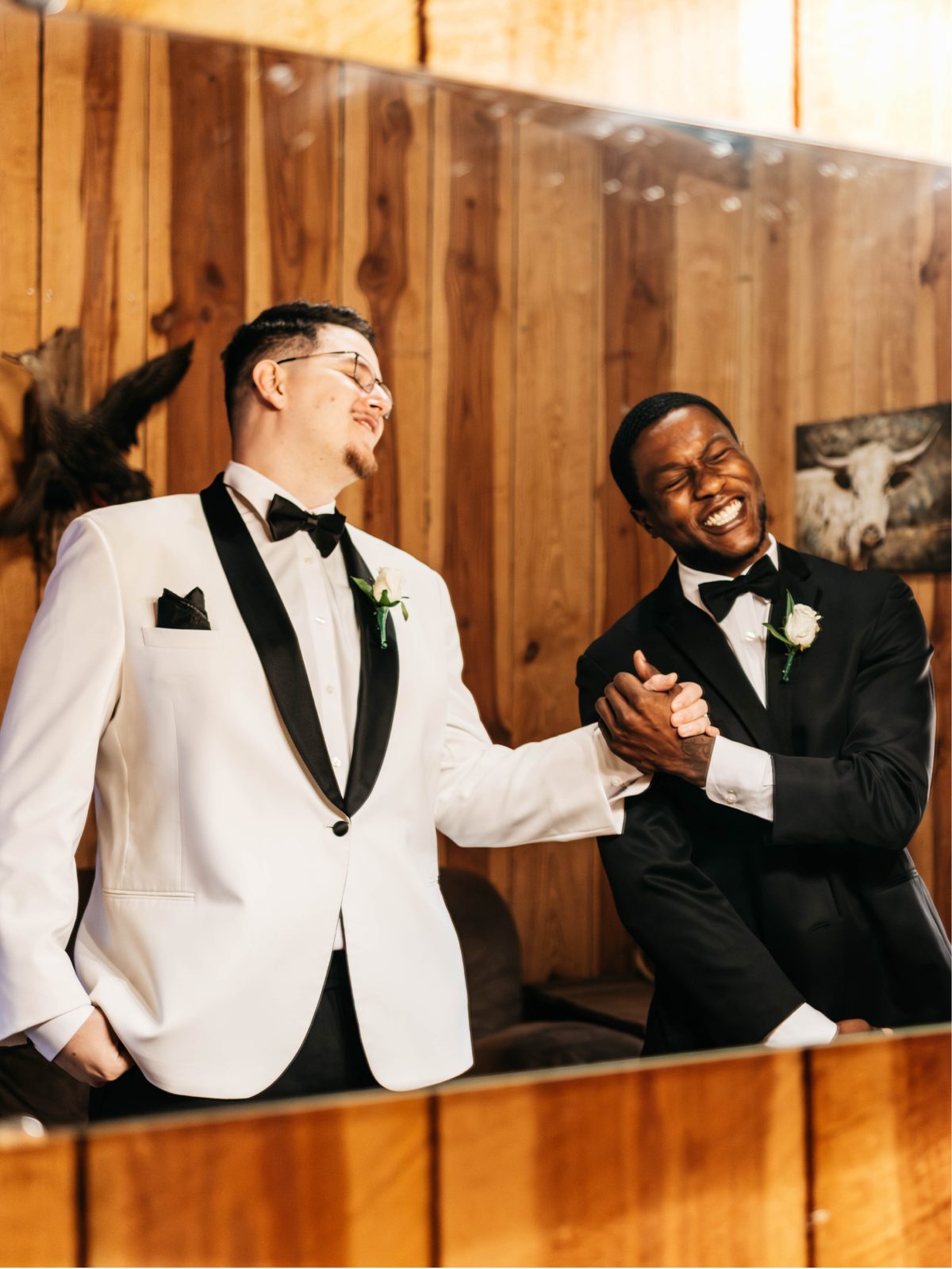 The groom and his groomsmen in cream jackets and hats before the ceremony
