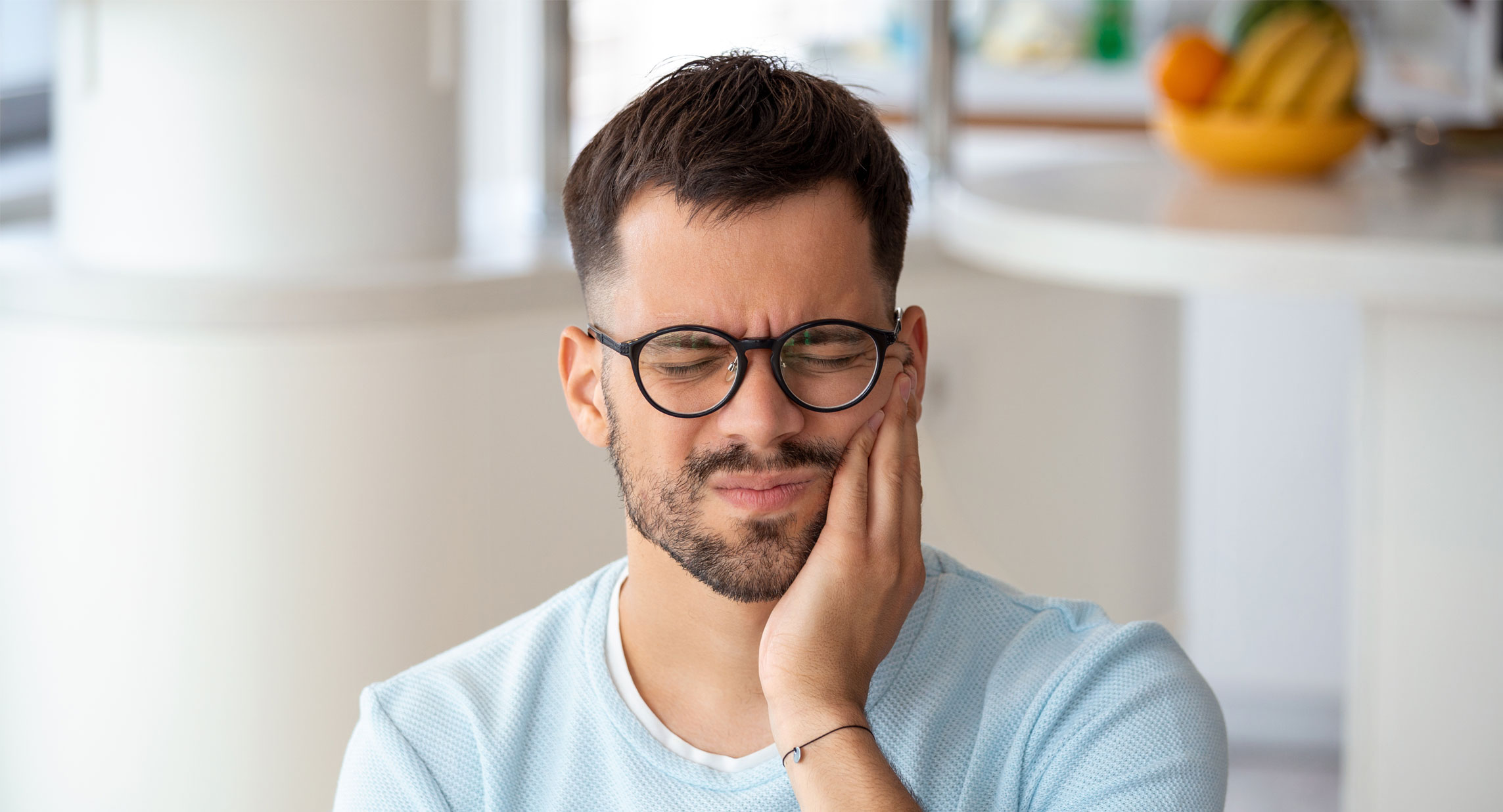 Woman with tooth pain
