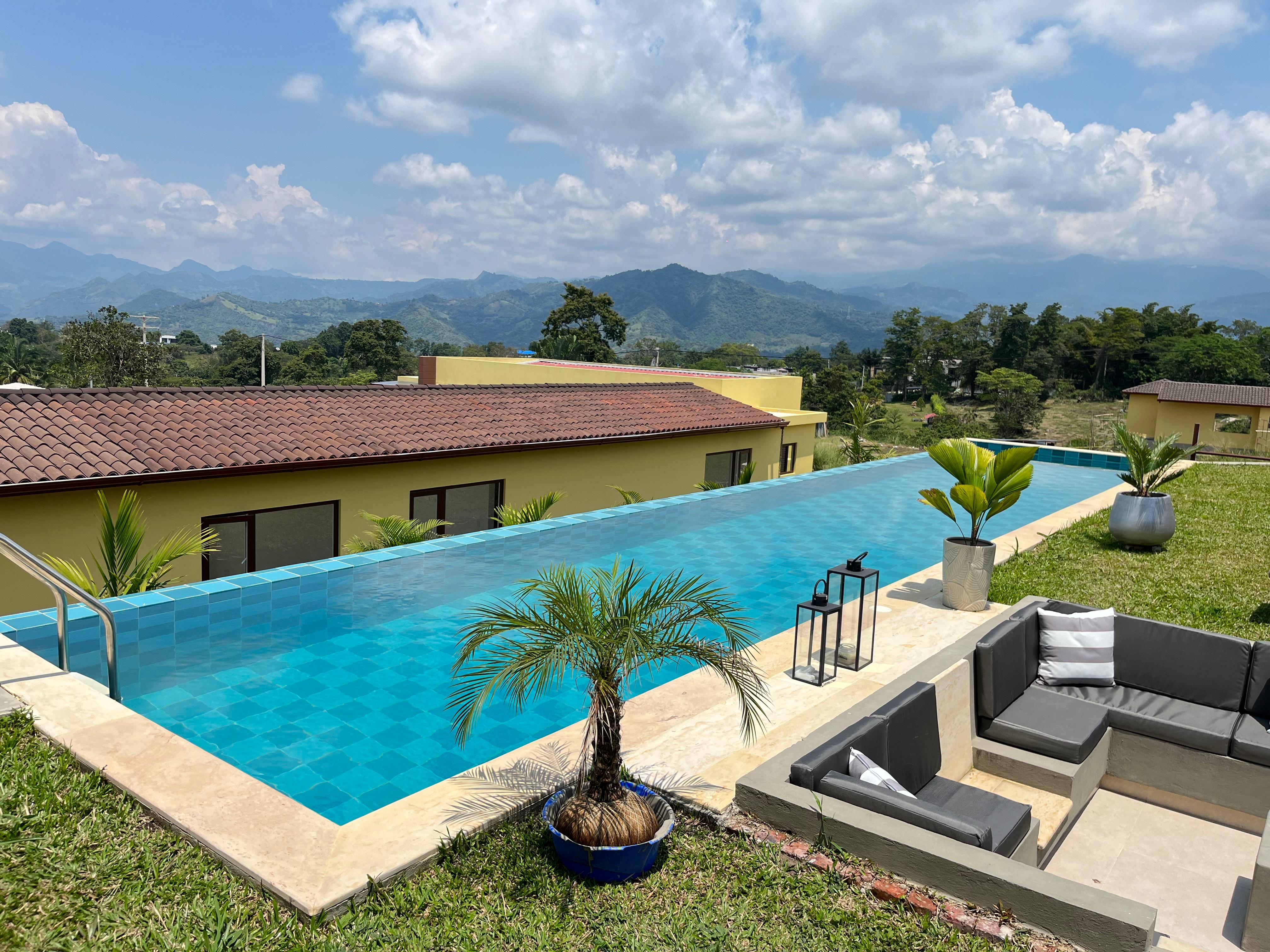 Piscina privada con vista a la cordillera