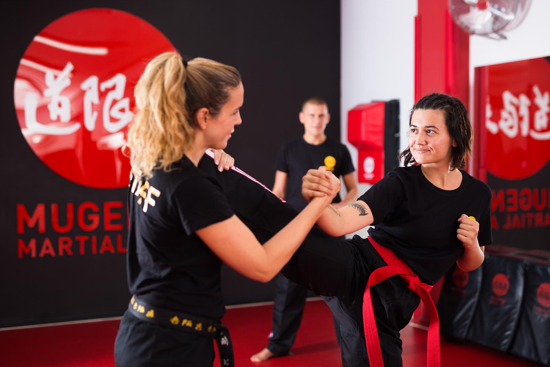 Alumnos entrenando en una escuela Mugendo