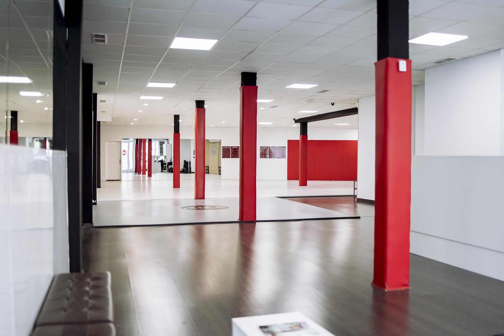Interior de una escuela Mugendo preparada para entrenar