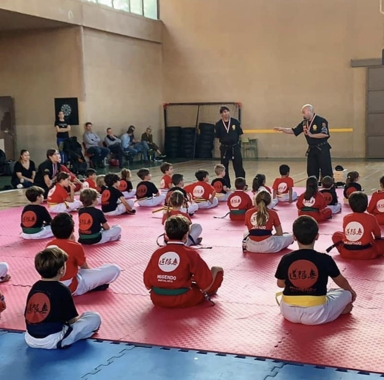Clase infantil de Mugendo en el tatami
