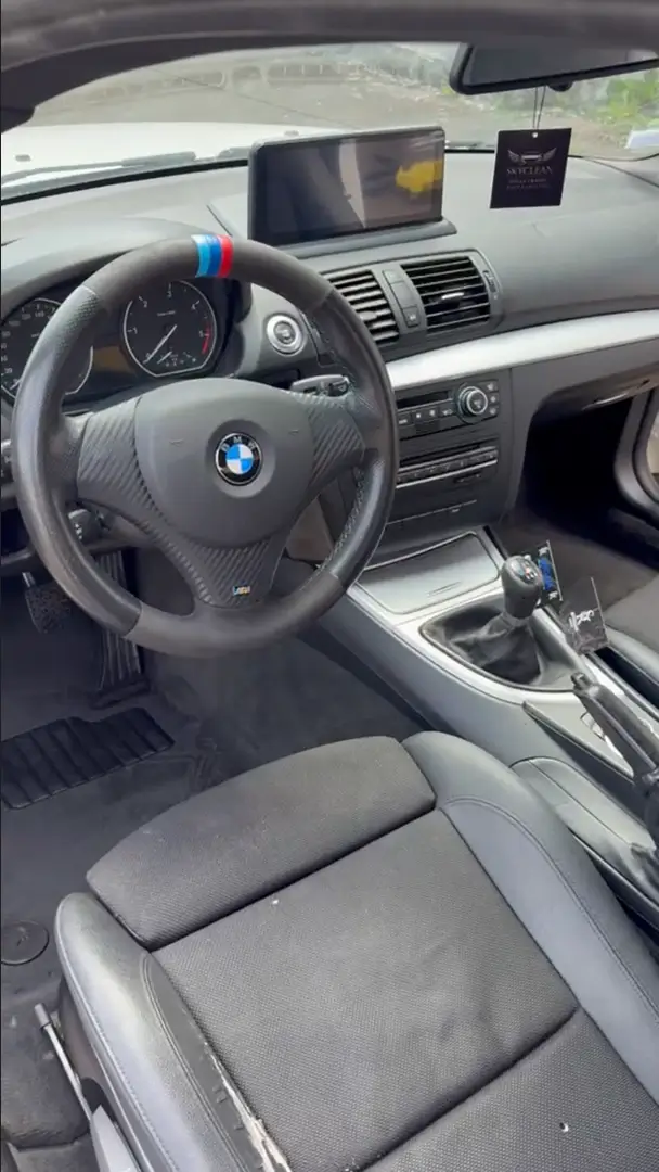 Voiture après nettoyage (propre)