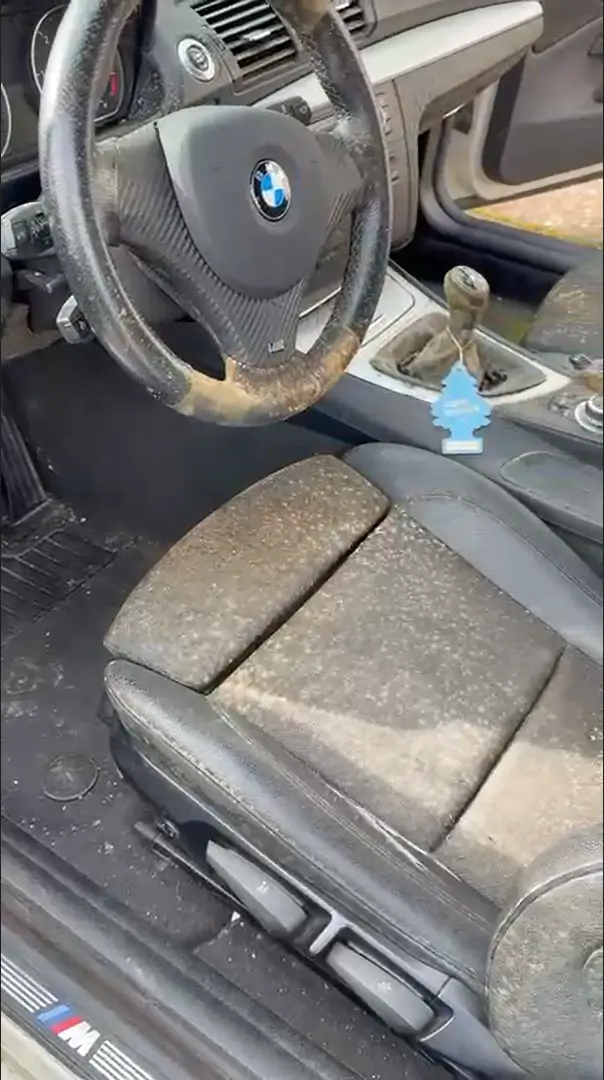 Voiture avant nettoyage (très sale)