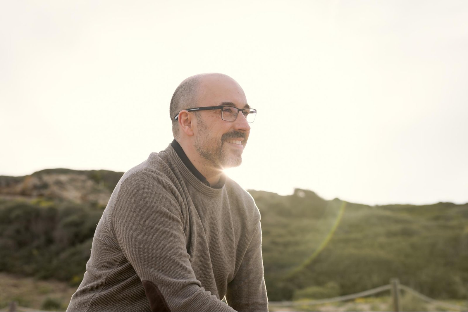 Uri Juliag sonriendo al aire libre al atardecer