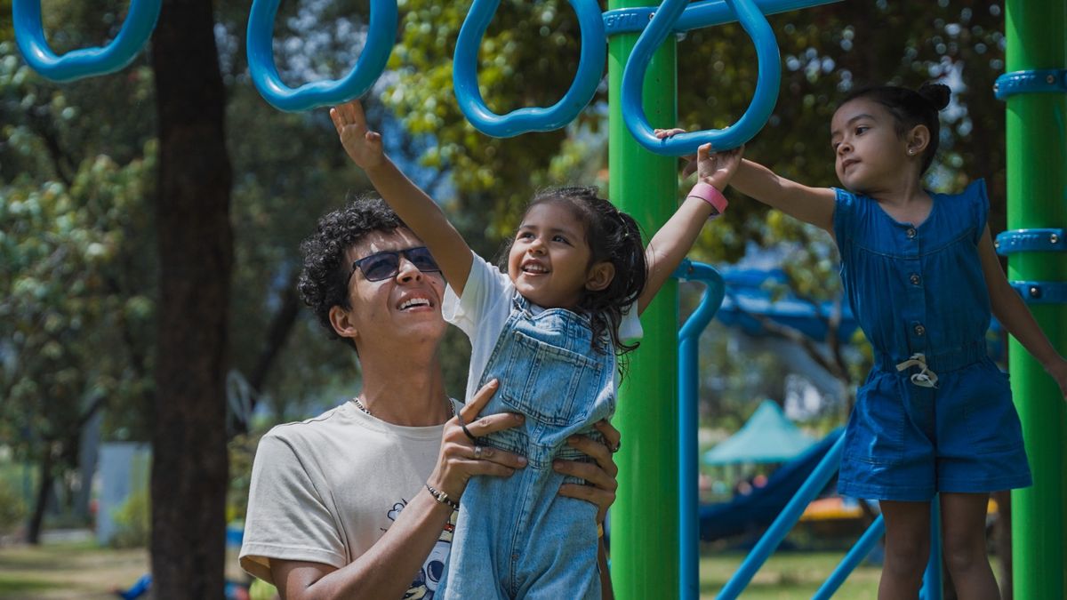 Padre e hija jugando juntos en un parque TM GYM
