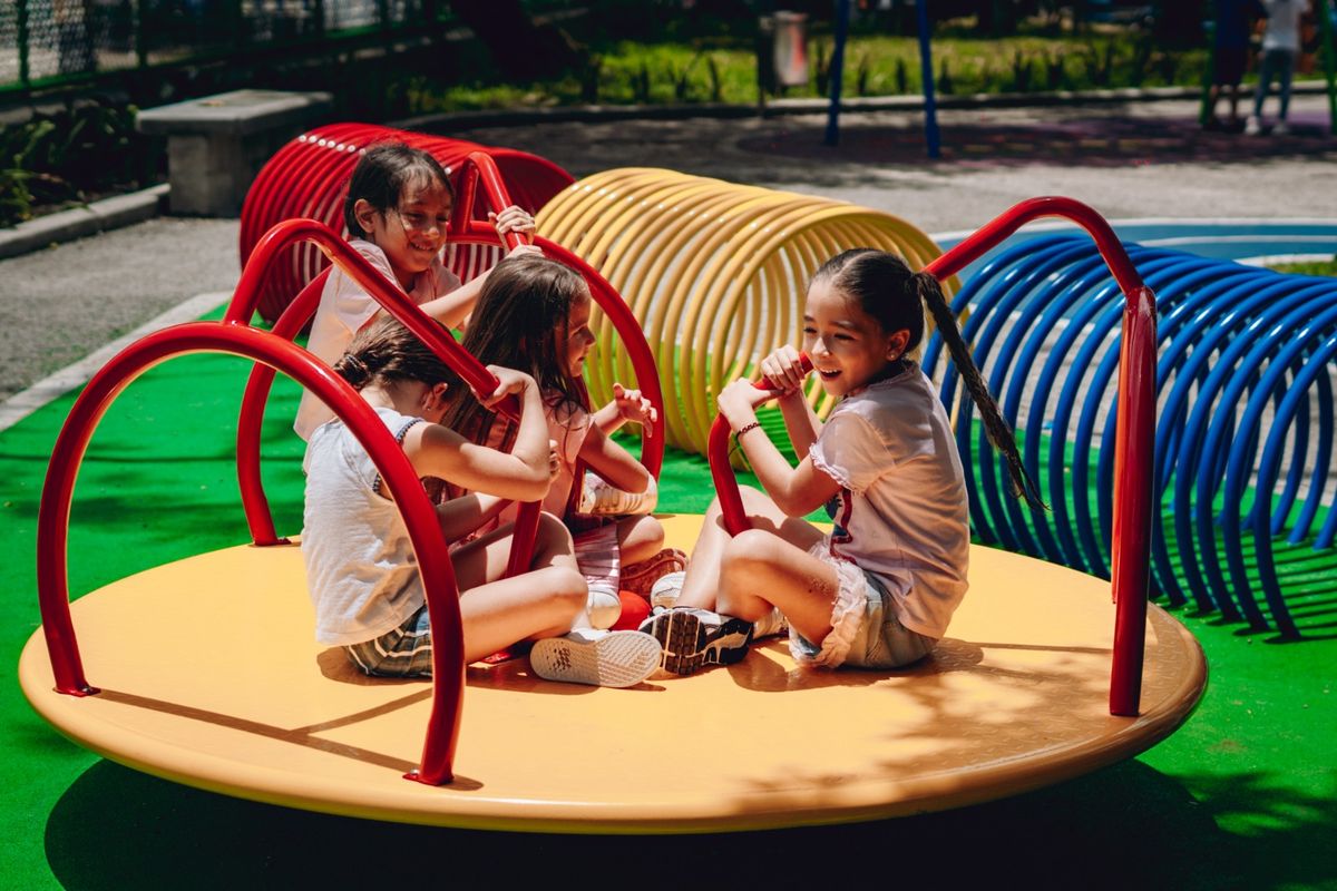 Niñas jugando en un parque TM GYM