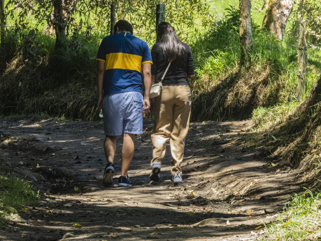 Viajeros caminando de regreso tras finalizar el recorrido del día