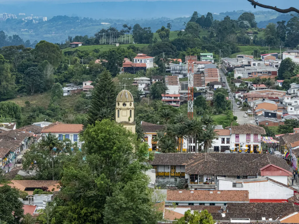 Vista aérea del pueblo de Salento con su iglesia principal y techos de teja