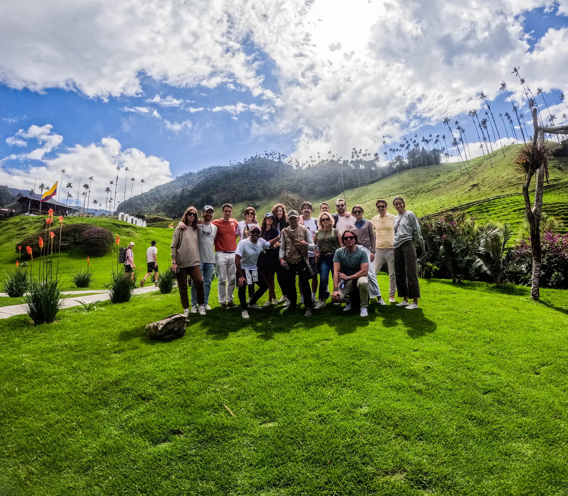 Grupo de viajeros del tour compartido posando frente a las palmas de cera del Valle de Cocora