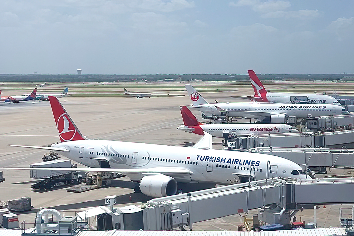 Aircraft at Dallas Fort Worth International Airport