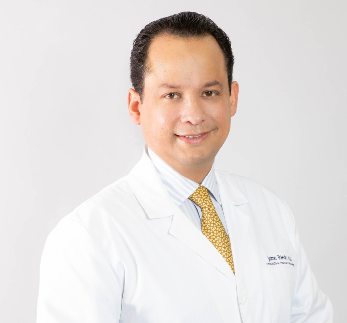 Dr. Jaime Toledo en consulta