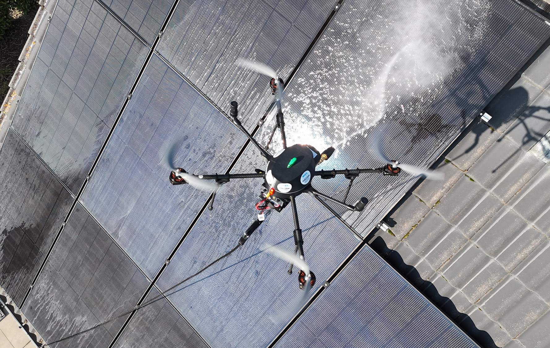 Chronos-reinigingsdrone reinigt zonnepanelen vanuit de lucht