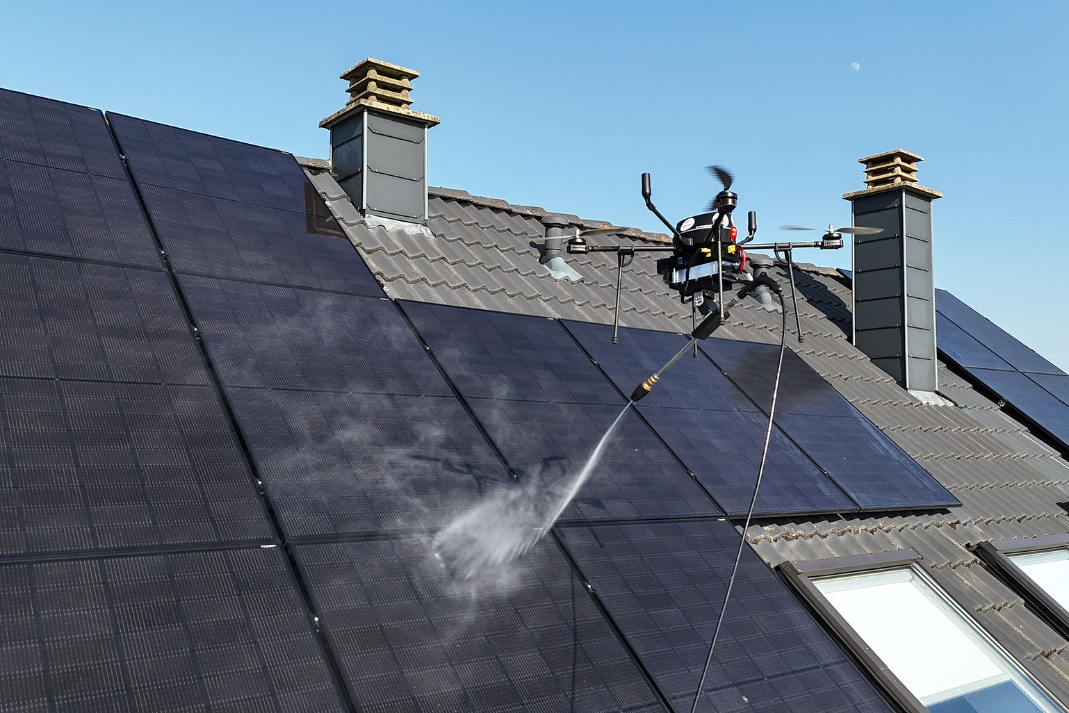 Chronos-reinigingsdrone reinigt zonnepanelen op een hellend dak