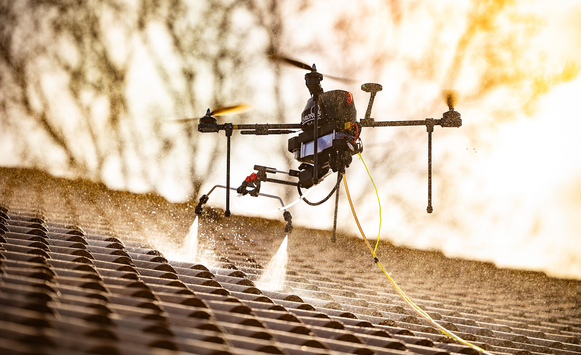 Chronos-reinigingsdrone ontmost een hellend dak vanuit de lucht