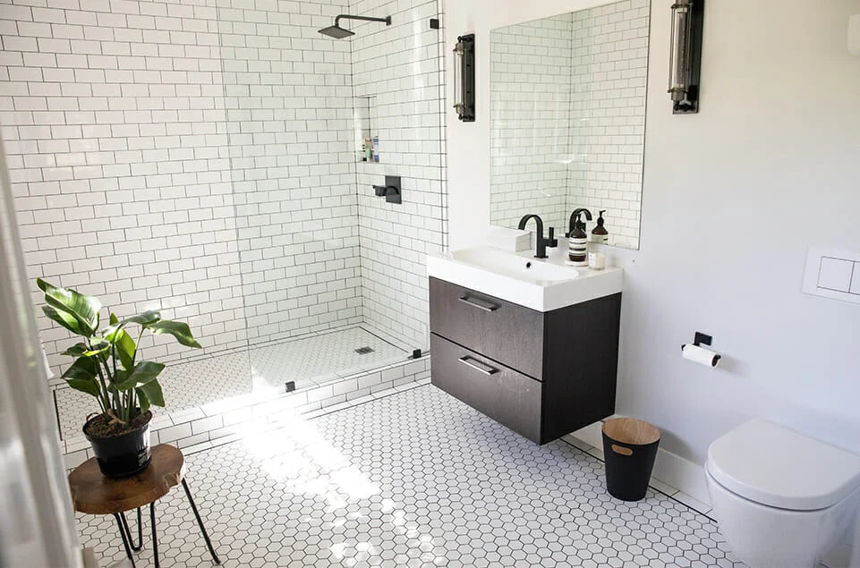 Contemporary bathroom lighting and finishes