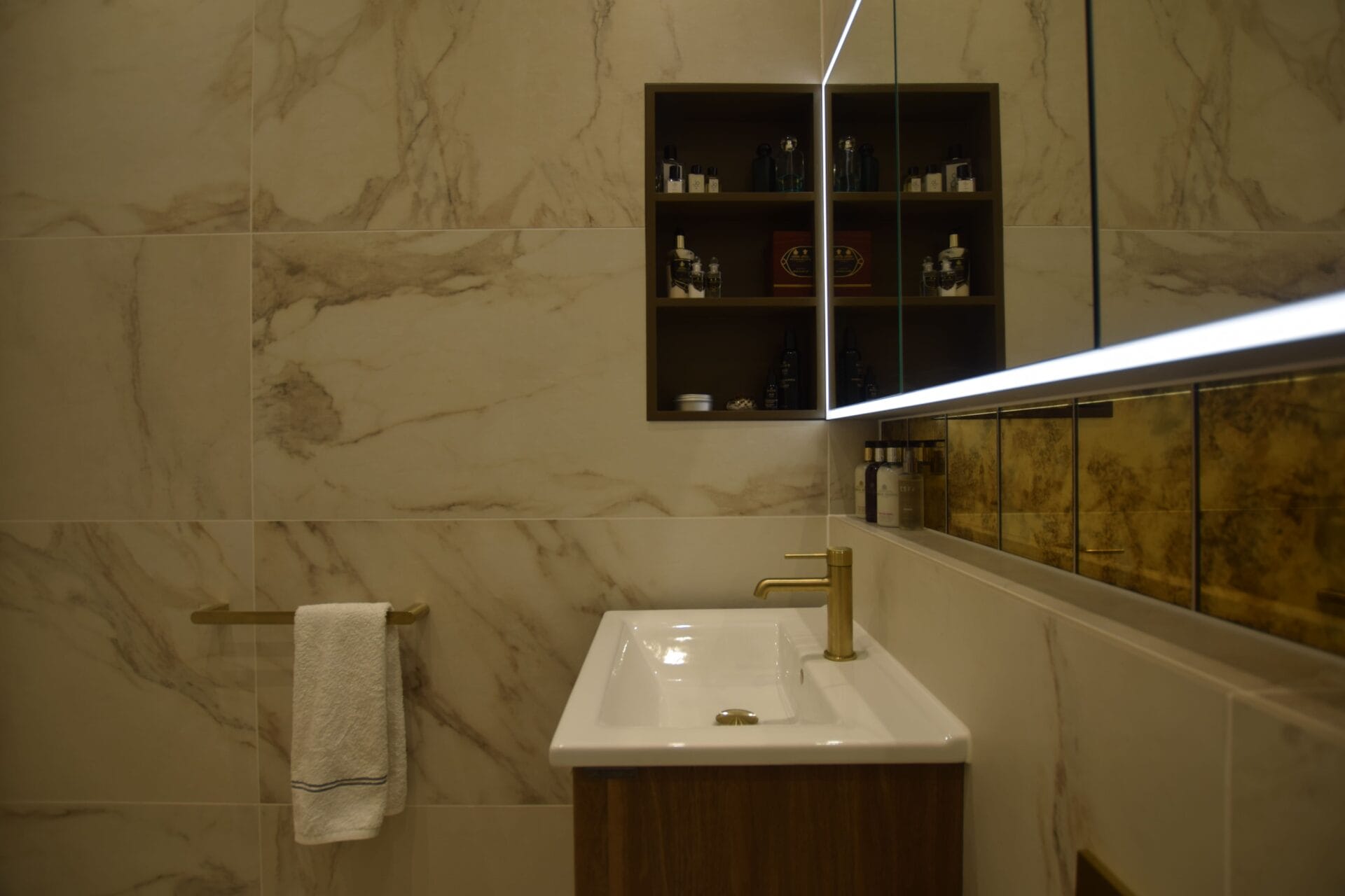 Mirror detail and shower niche