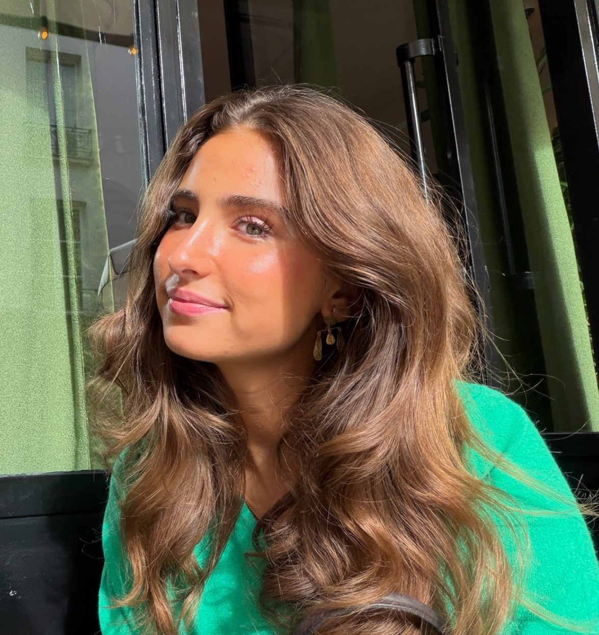 Carmen, dans un café à Paris