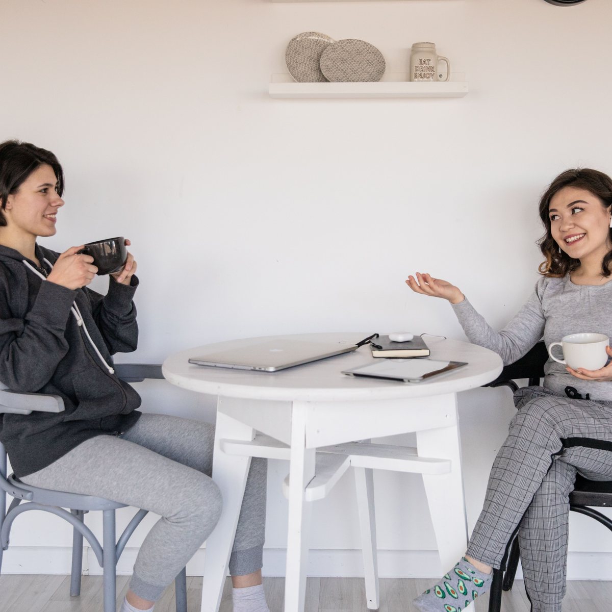 Deux personnes qui discutent autour d'un café