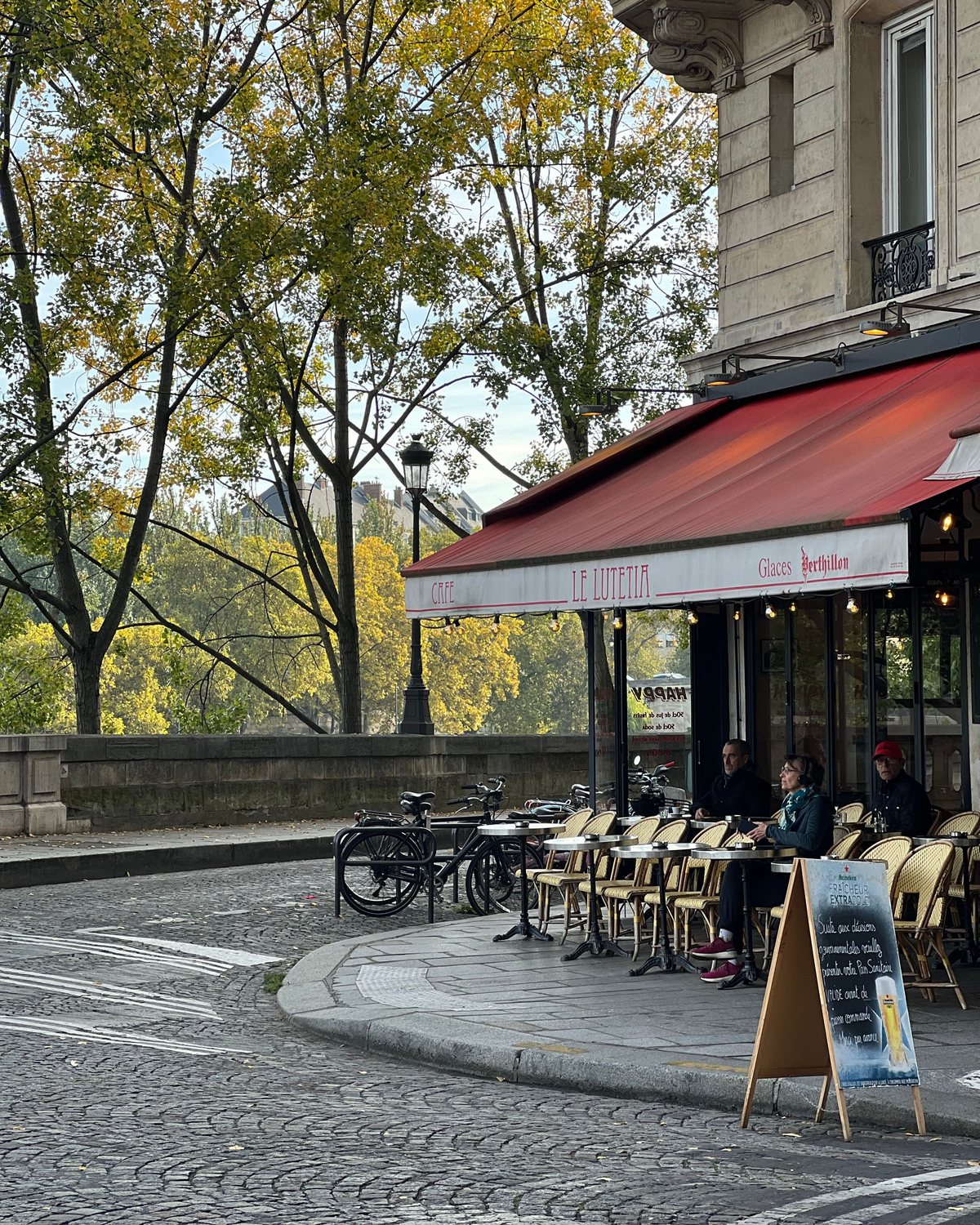 La terrasse d'un café parisien