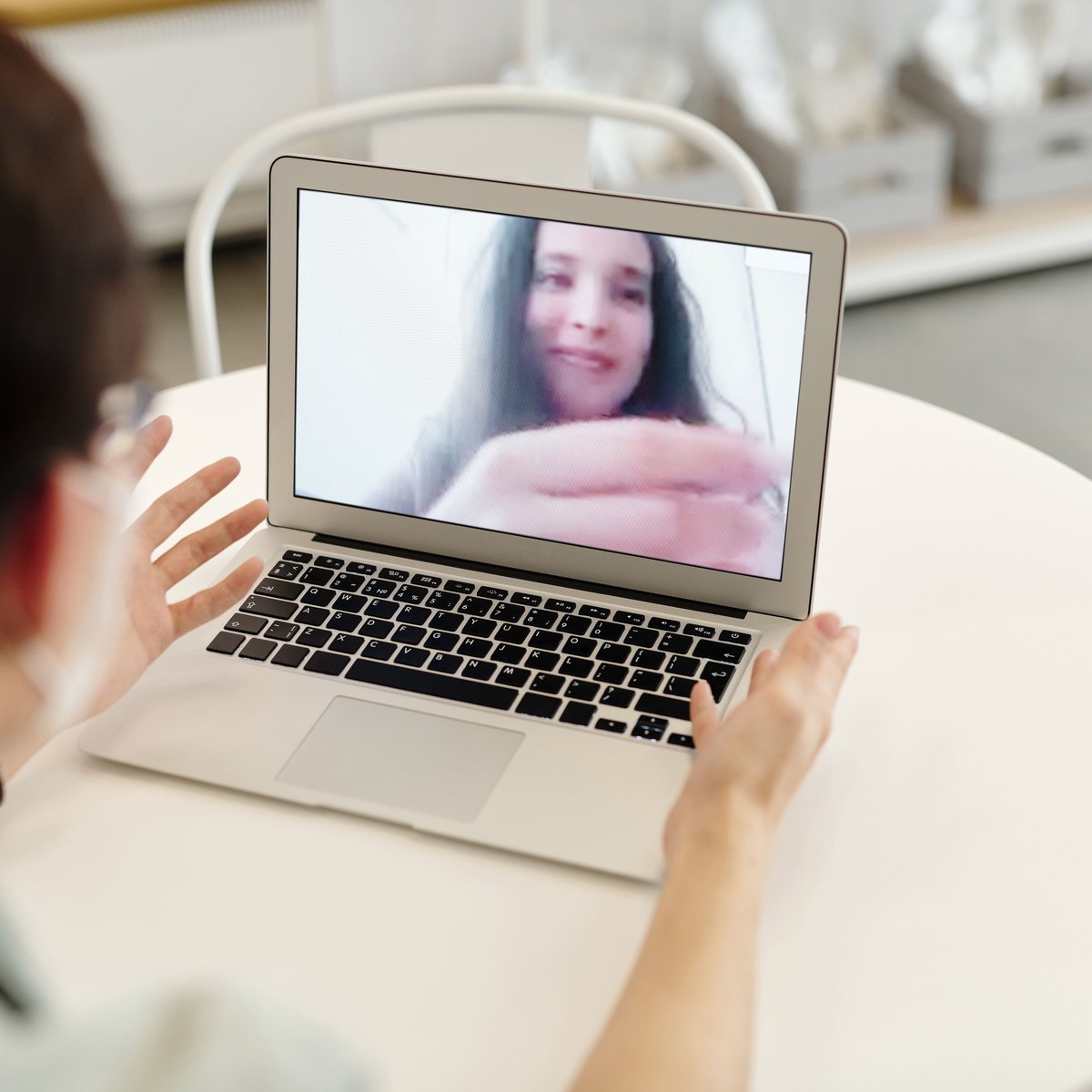 Une conversation en visio sur un ordinateur portable