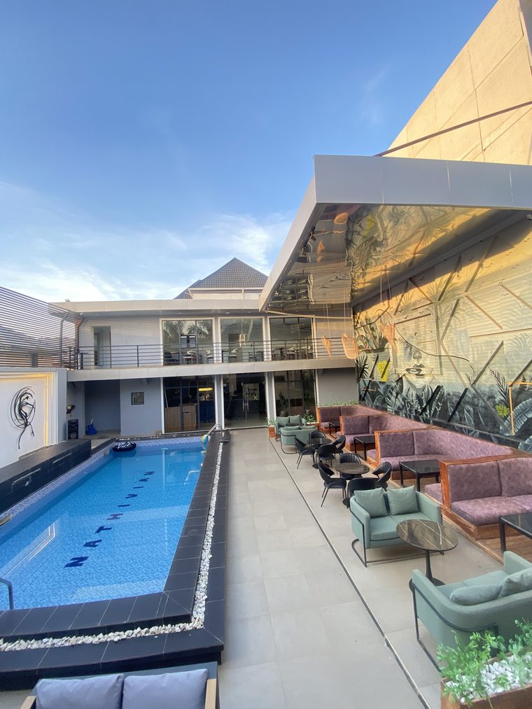 The terrace restaurant and bar beside the pool at Nathivian Apartment