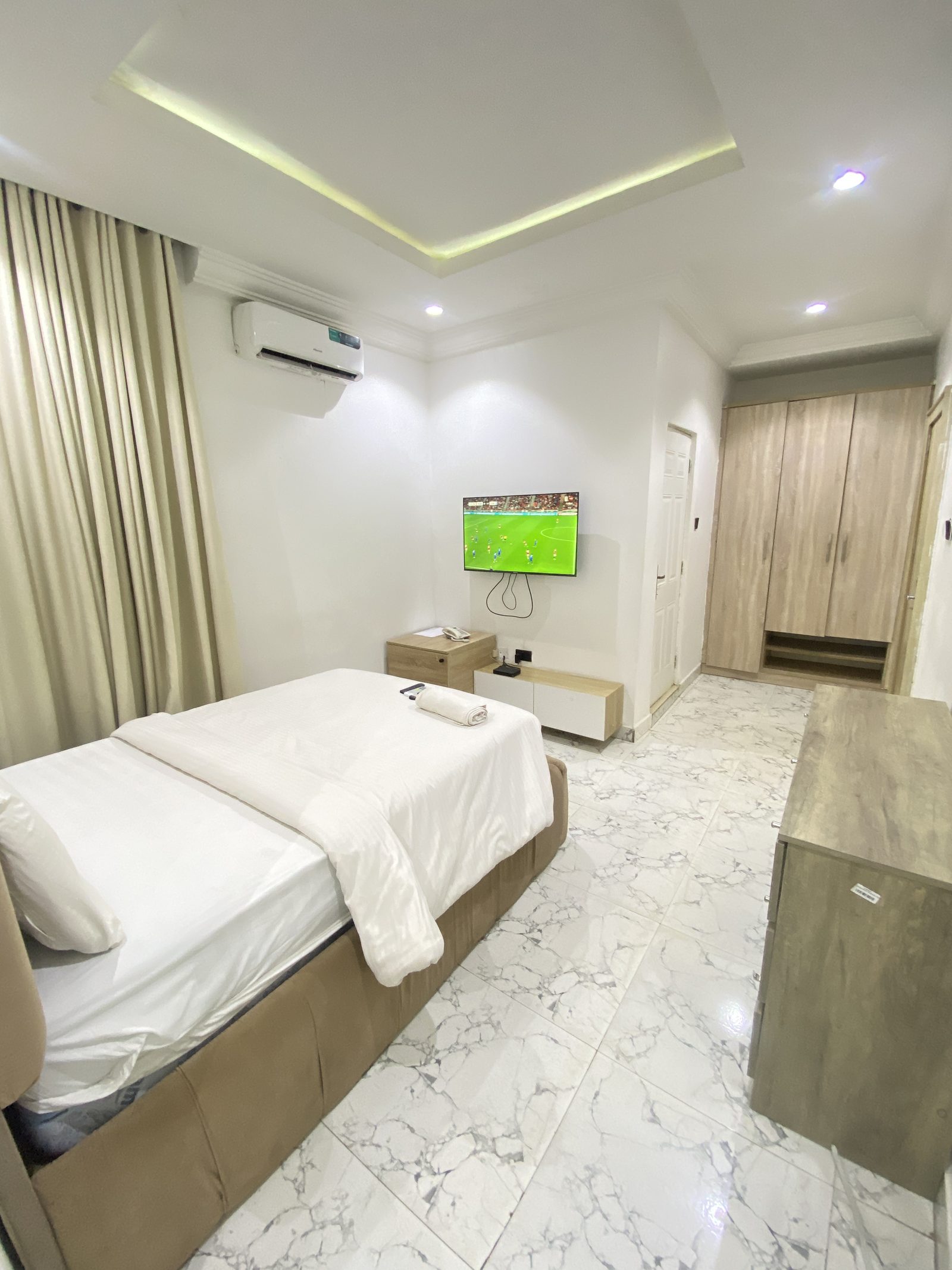Superior Room studio apartment with king bed, wardrobe and flat-screen television