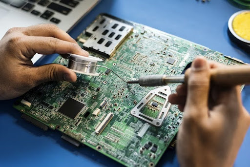 PCB Layout vs Schematic in Electronics Design: Differences, Examples ...