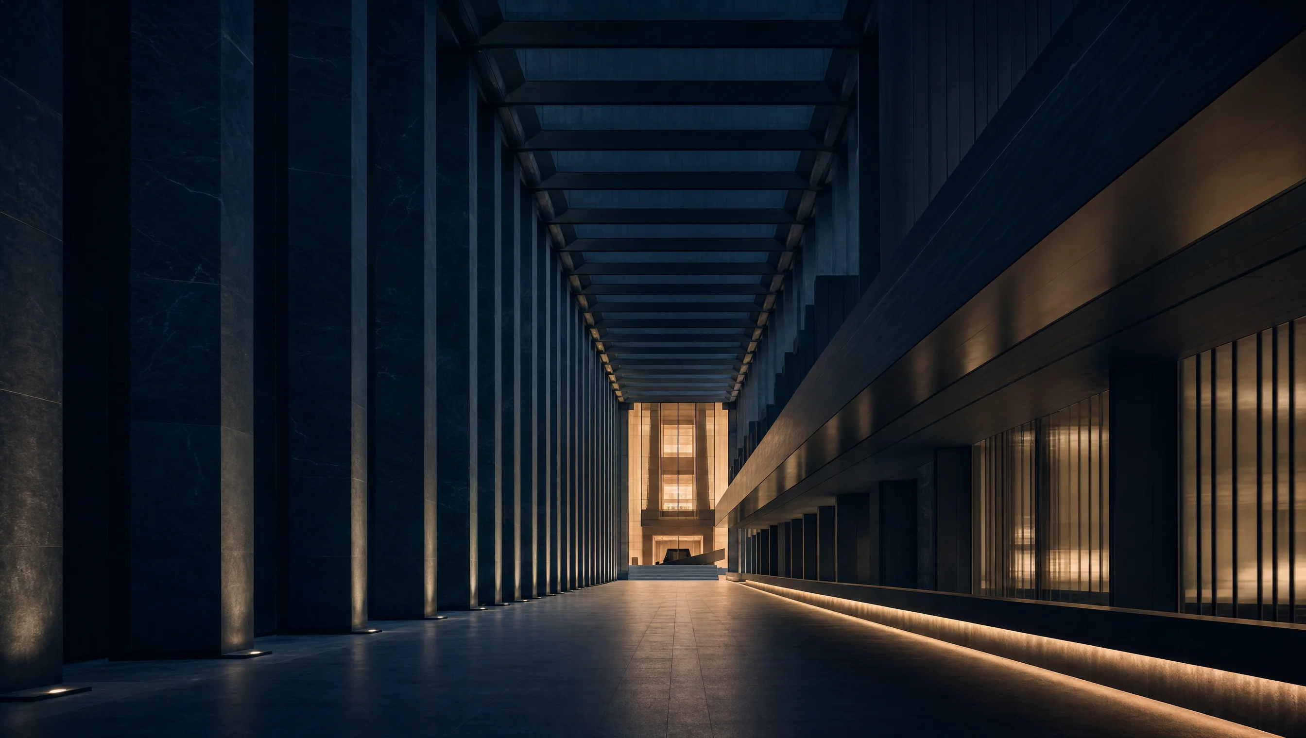 Corredor monumental de columnas en un edificio corporativo iluminado al anochecer