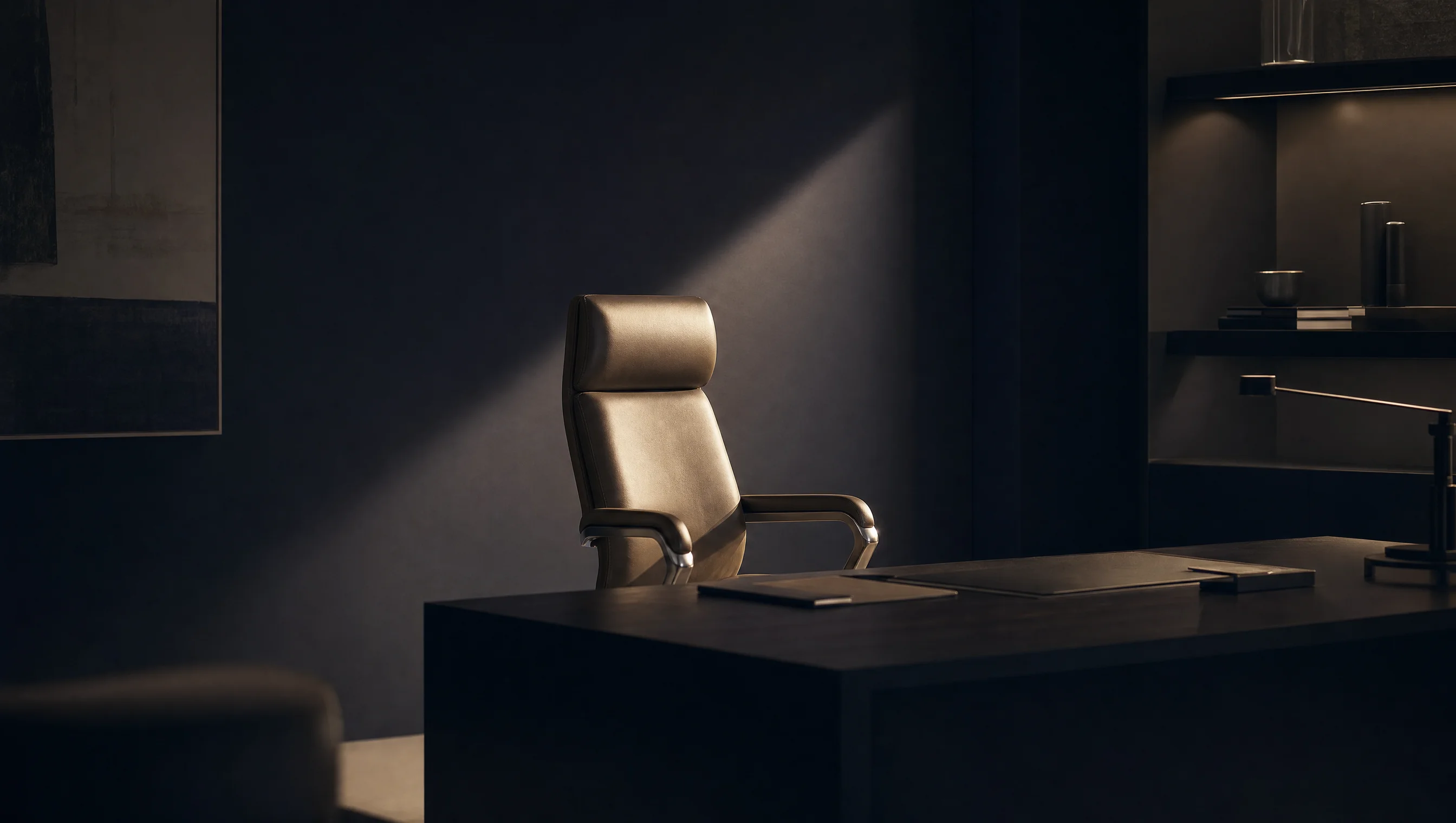 Silla ejecutiva de piel vacía iluminada por un haz de luz en una oficina navy en penumbra