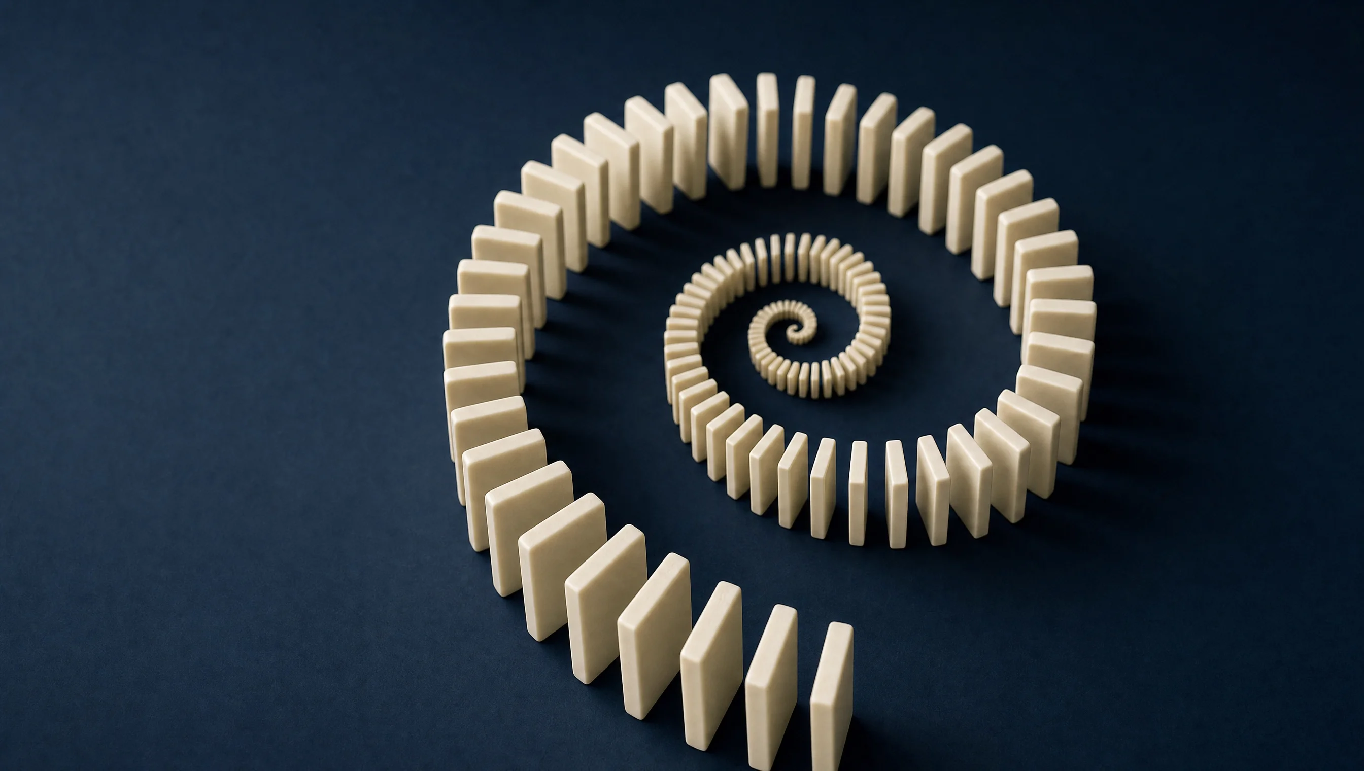 Fichas de dominó color crema dispuestas en una espiral ascendente sobre un fondo navy profundo