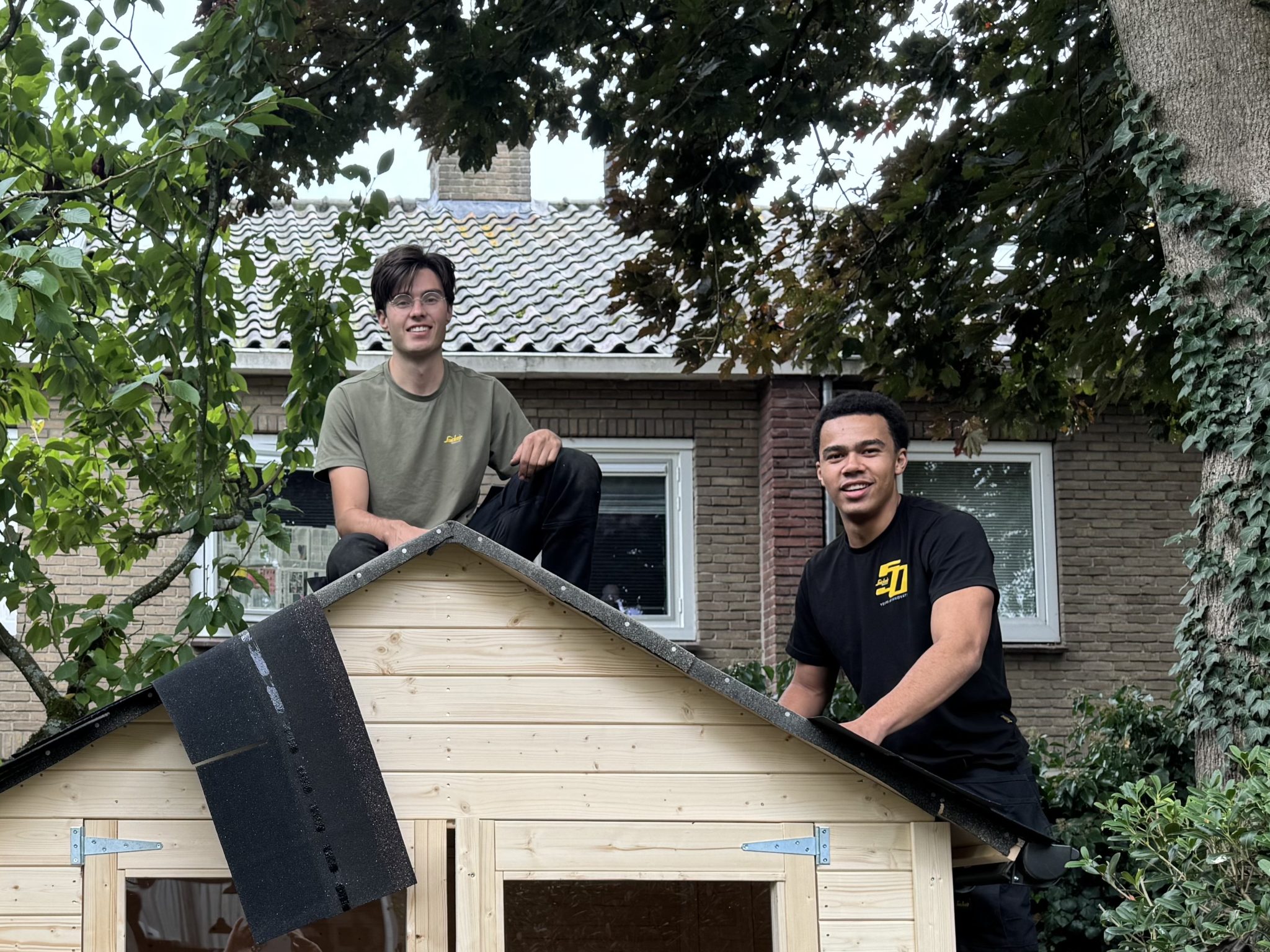 Nikaj en Dasseja, oprichters van Droomstek, aan het werk met houtbewerking voor tiny homes en campervans