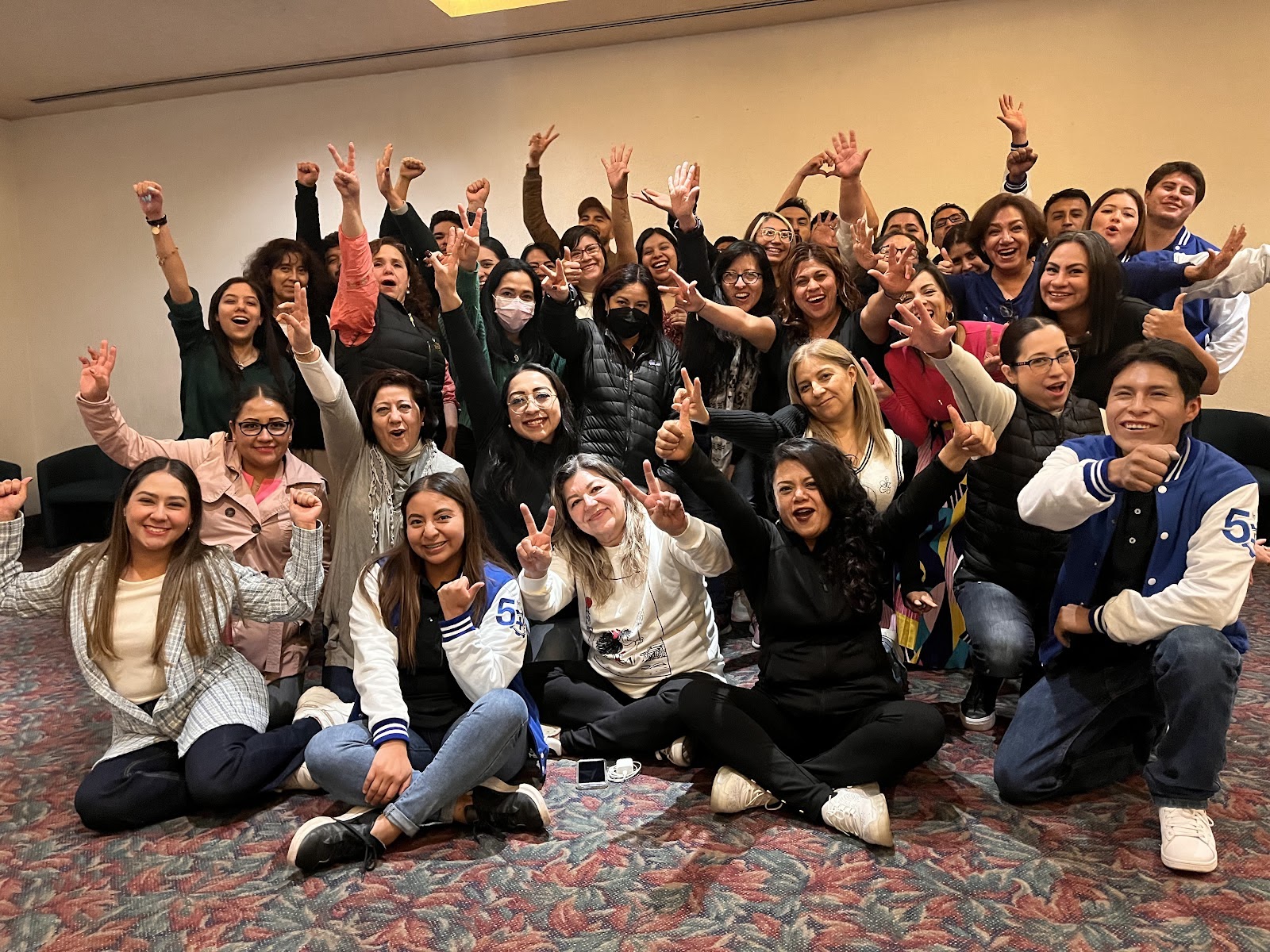 Participantes de una capacitación real de CIFEF celebrando juntos