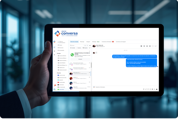 Interfaz de usuario Intertel Conversa en tableta digital mostrando ecosistema de comunicación unificado.