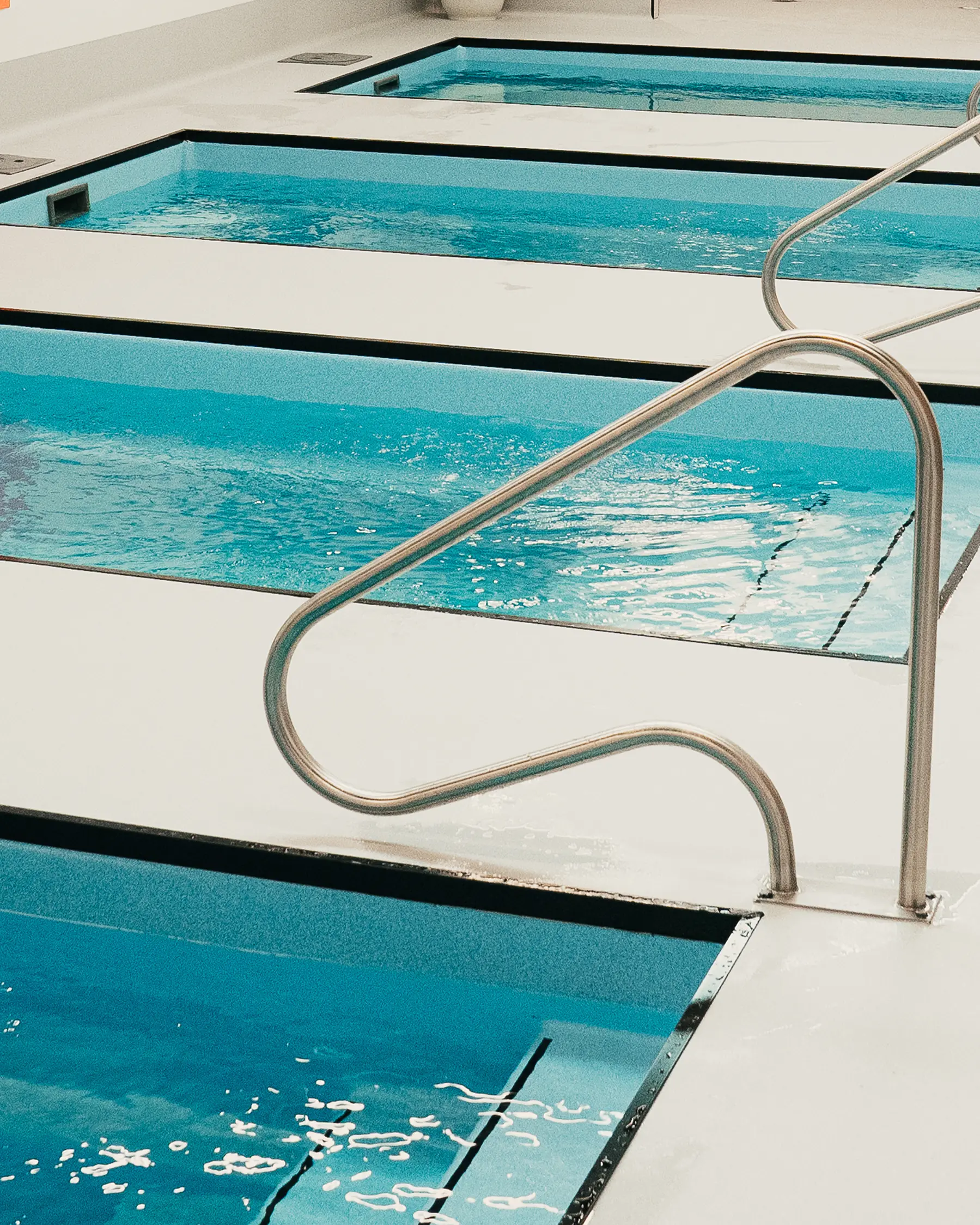 Man relaxing in a contrast pool