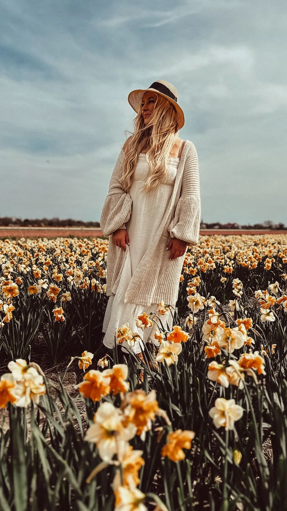 Carmen Kracker in einem Blumenfeld