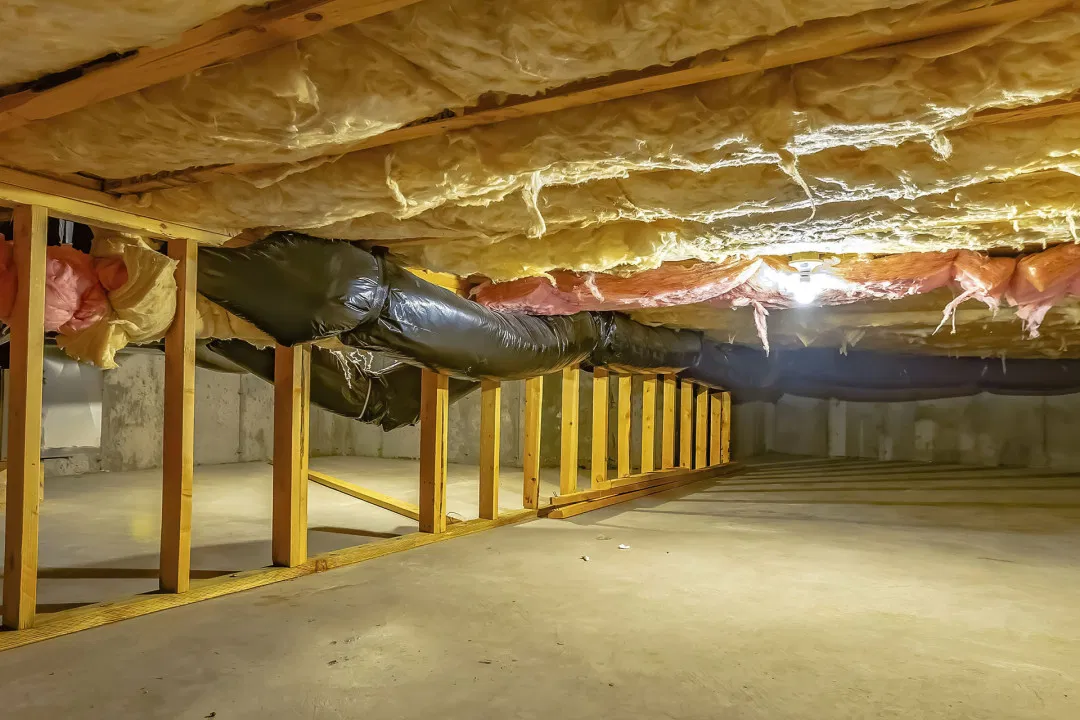 low crawl space with insulation properly installed and dry