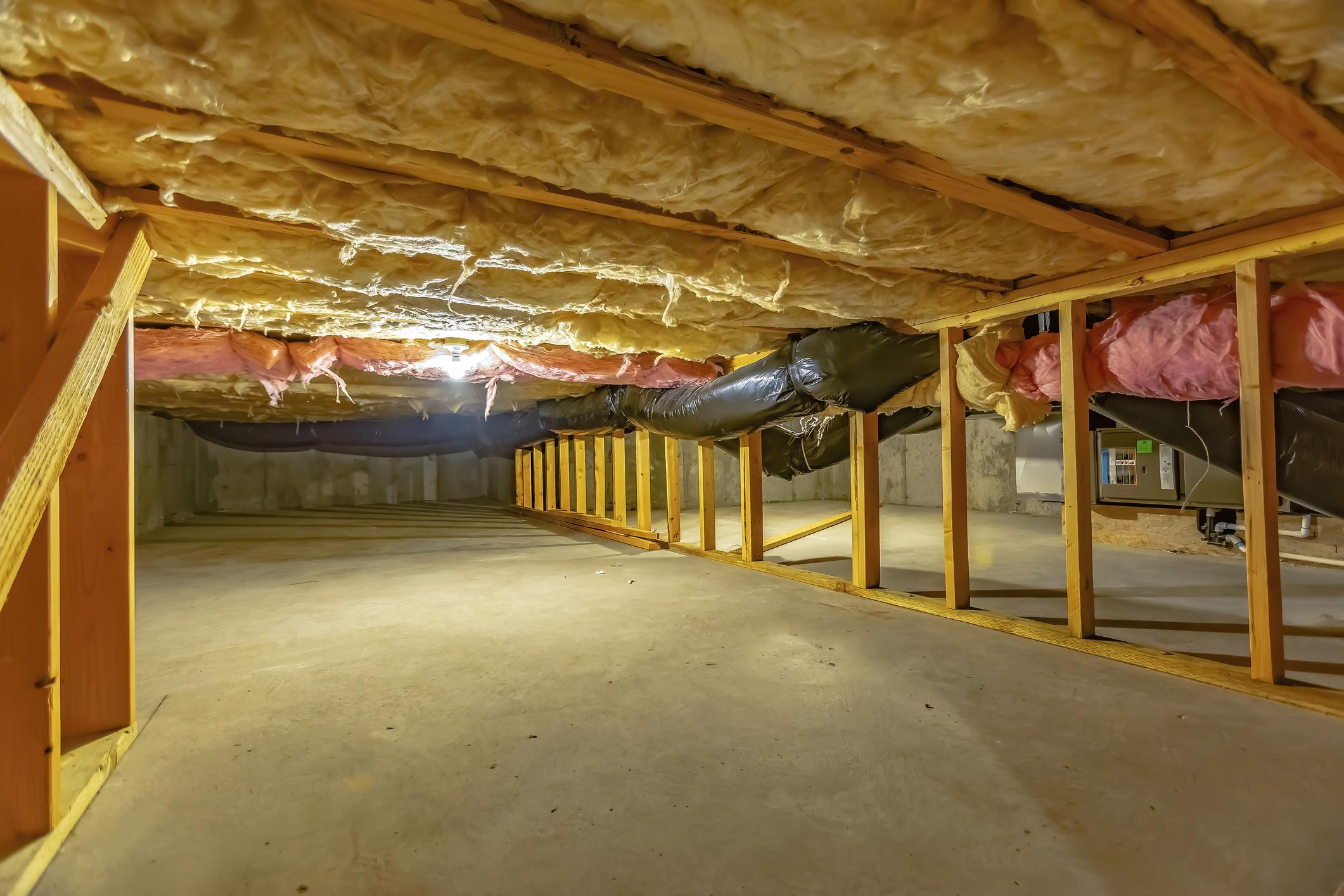 crawl space with properly supported insulation and dry conditions