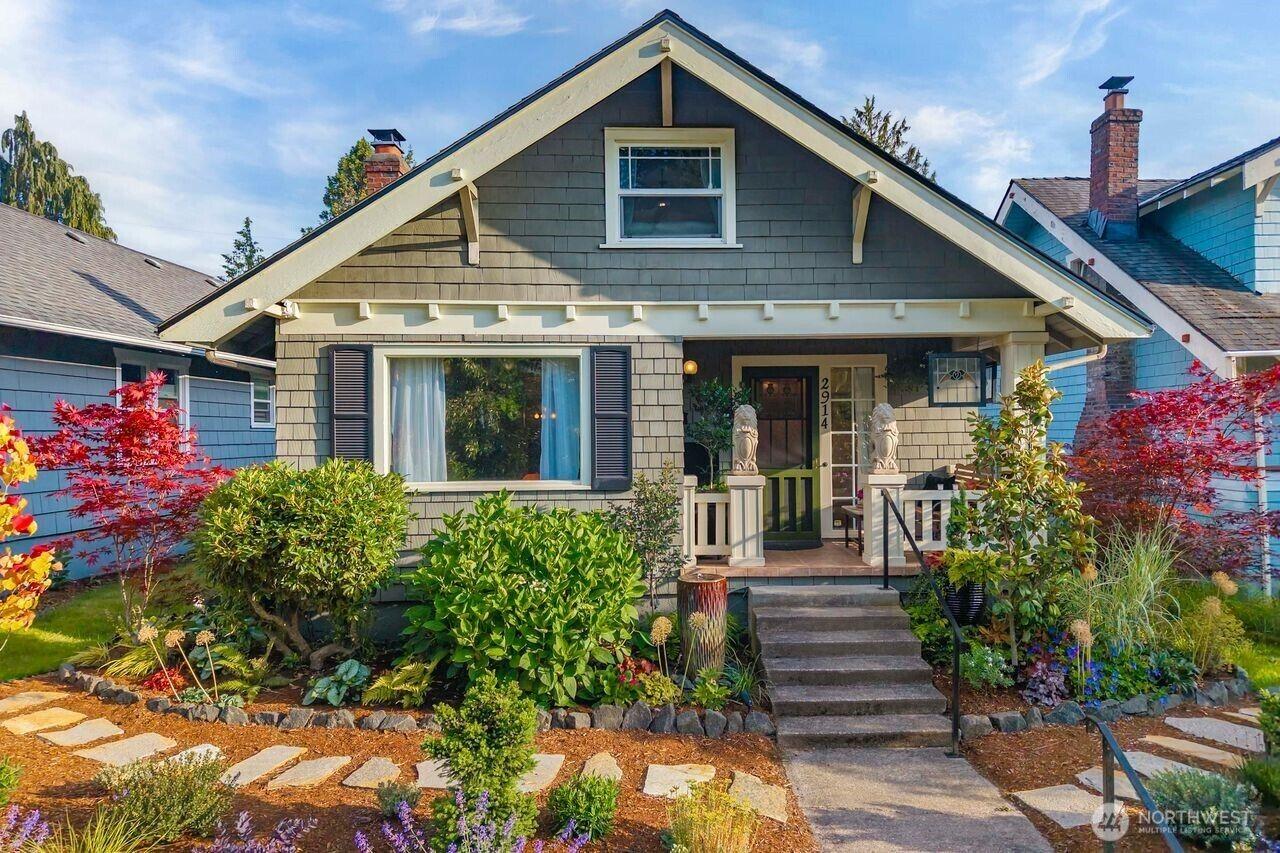 Well-maintained foundation landscaping supporting residential pest prevention. Well-maintained foundation landscaping supporting residential pest prevention.