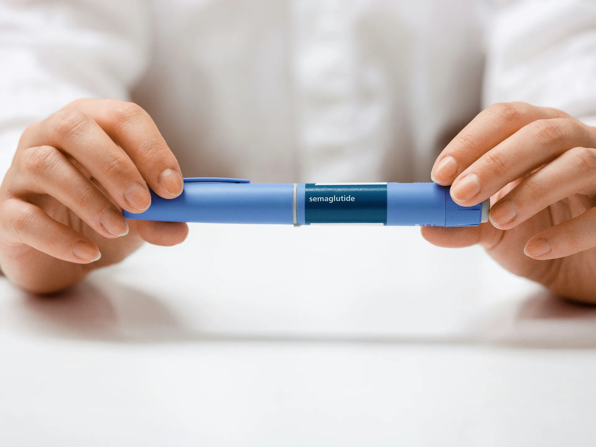Hands holding a semaglutide injection pen