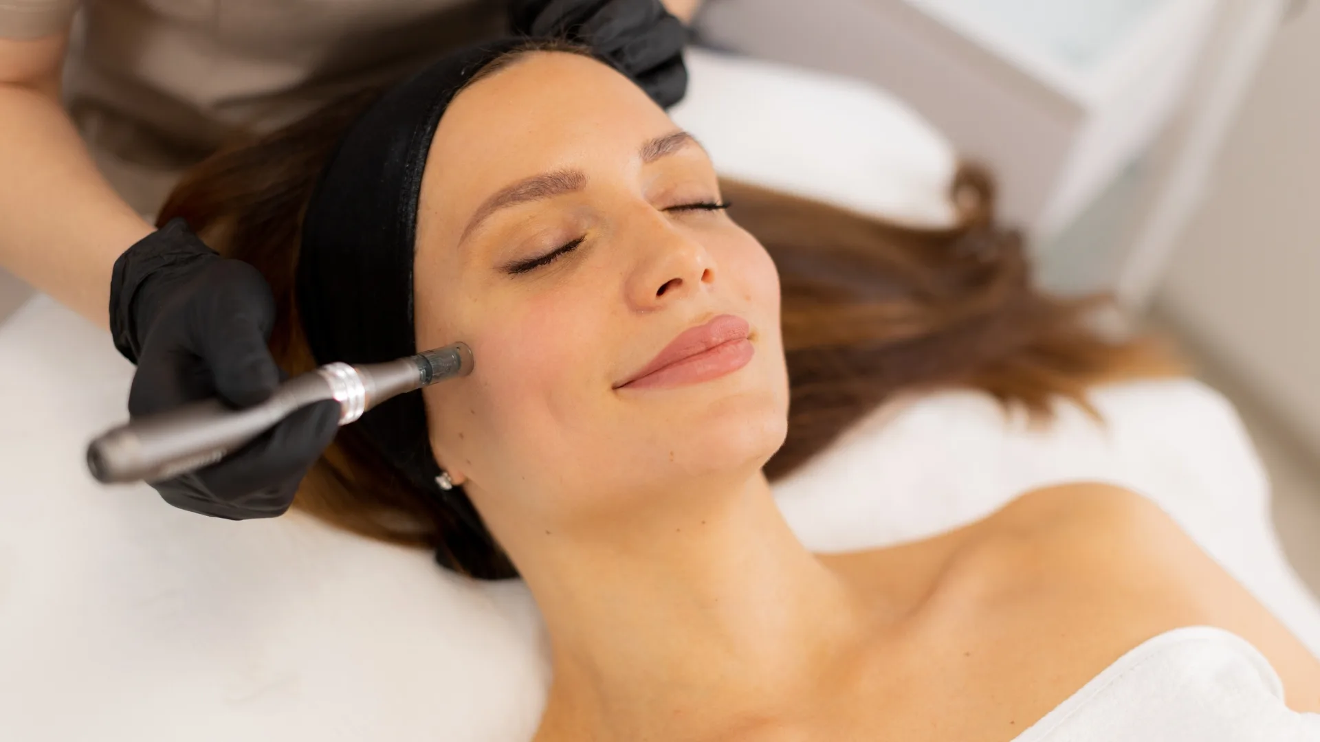 Skin treatment device used on the cheek