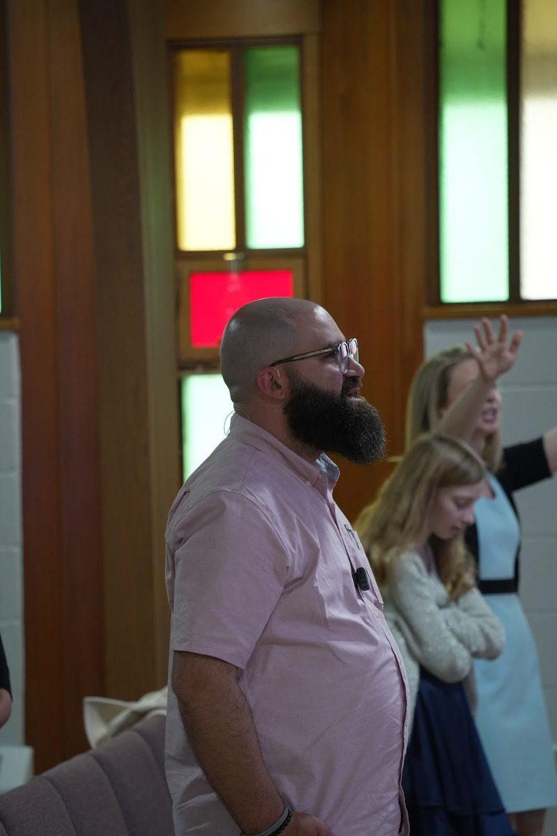 A moment of worship at New Hope