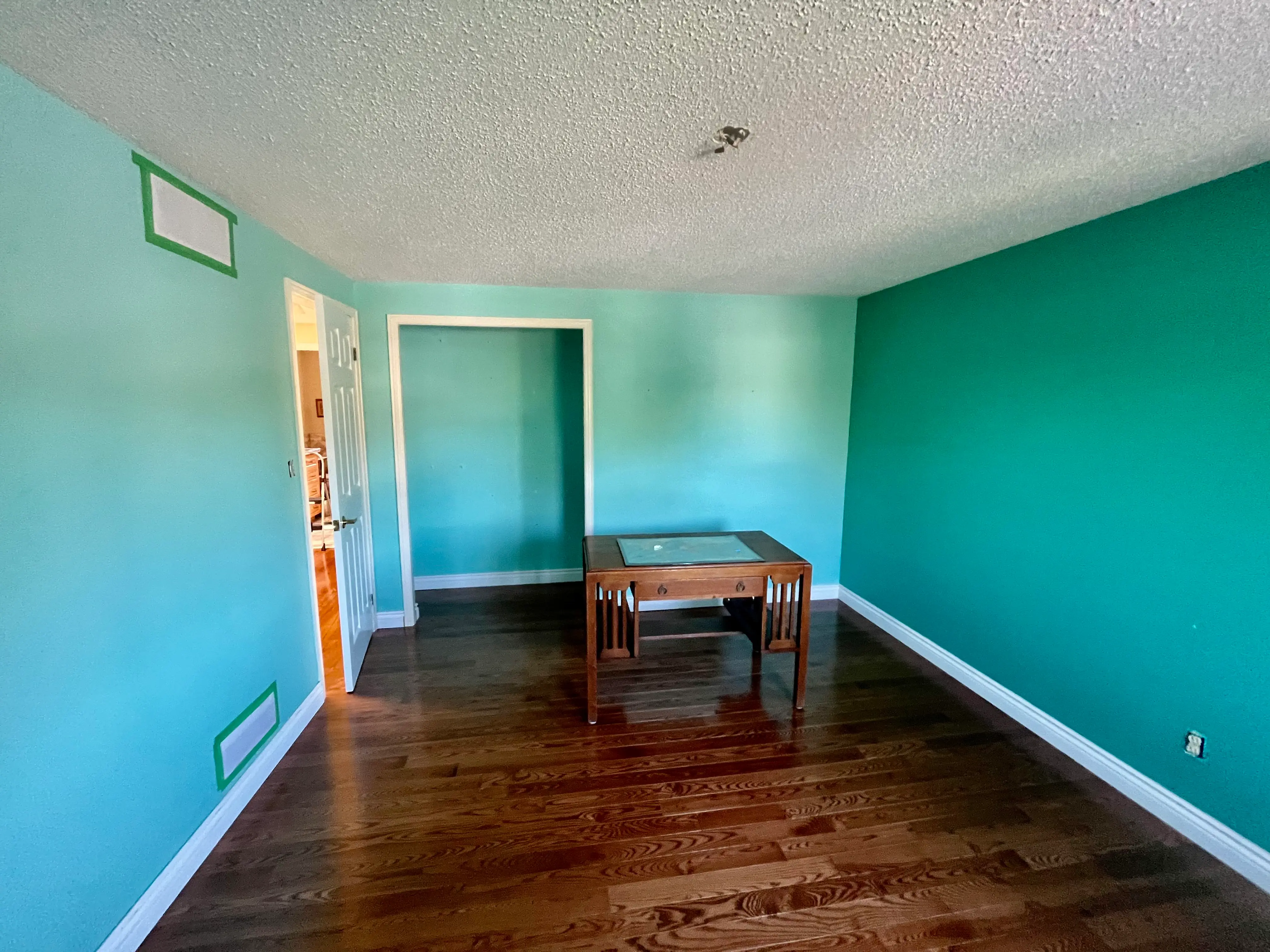 Popcorn ceiling before removal — room 1