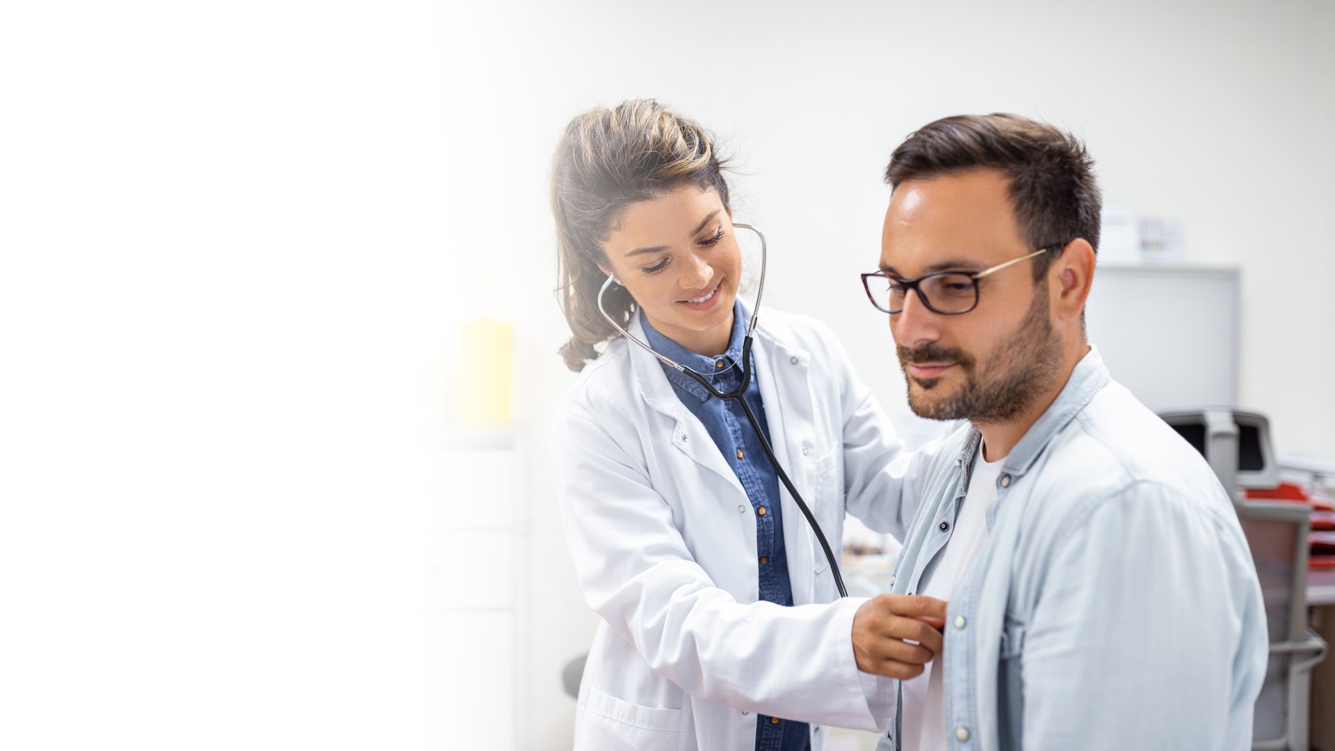 Isacare clinician with a patient during a health check