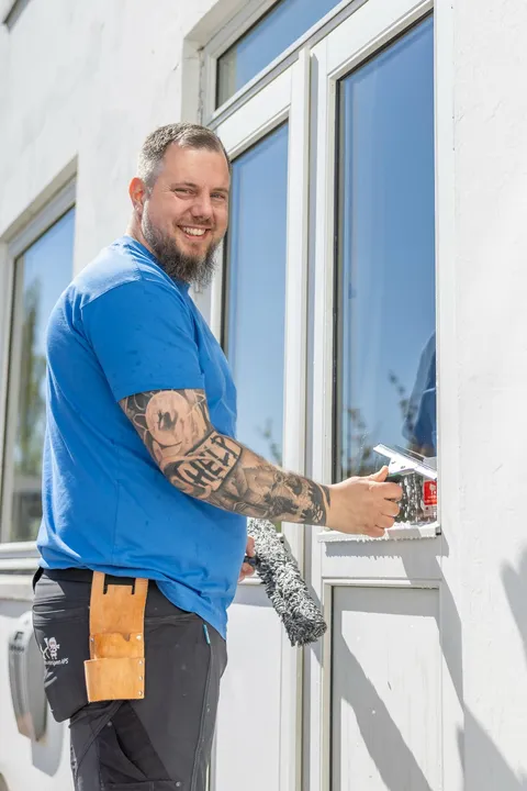 Morten fra VinduesNinjaen pudser vinduer med et smil