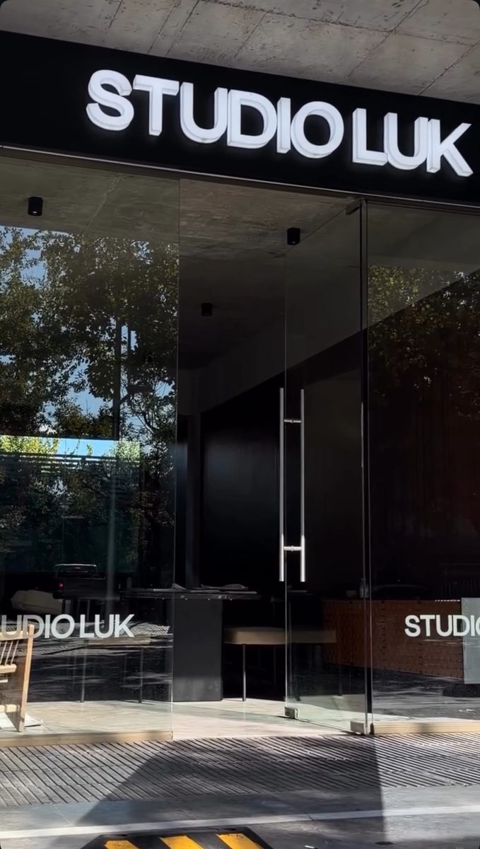 Fachada de Studio Luk con letrero iluminado