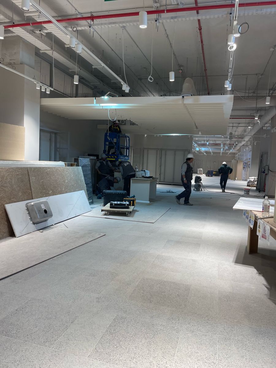 Equipo trabajando en la tienda H&M