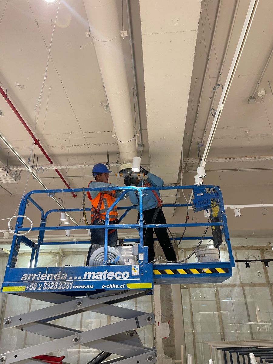 Instalación de iluminación en la tienda H&M